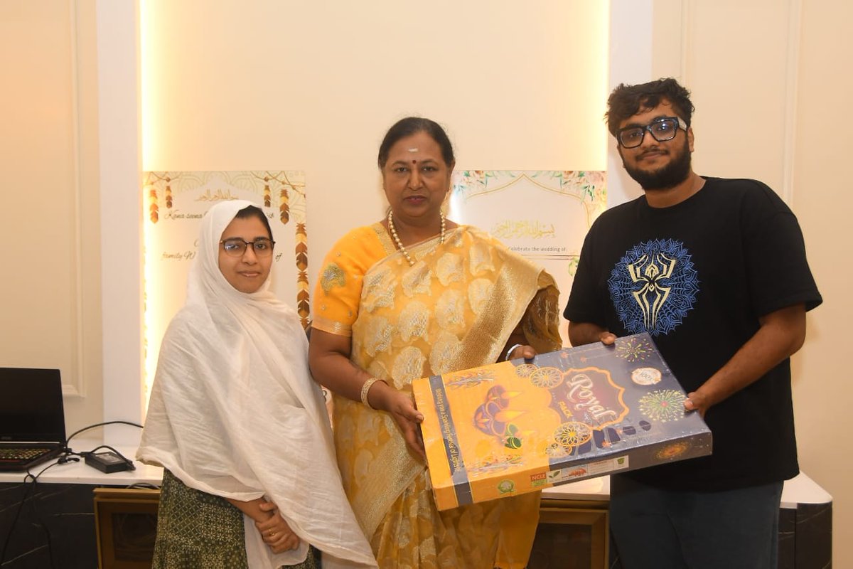 PremallathaDmdk's tweet image. எங்களது  அயலவர்களுடன் பகிர்ந்த தீபாவளி – மனம் நிறைந்த ஒரு தருணம்! 

#Dmdk
#dīwali2025 
#PremalathaVijayakanth