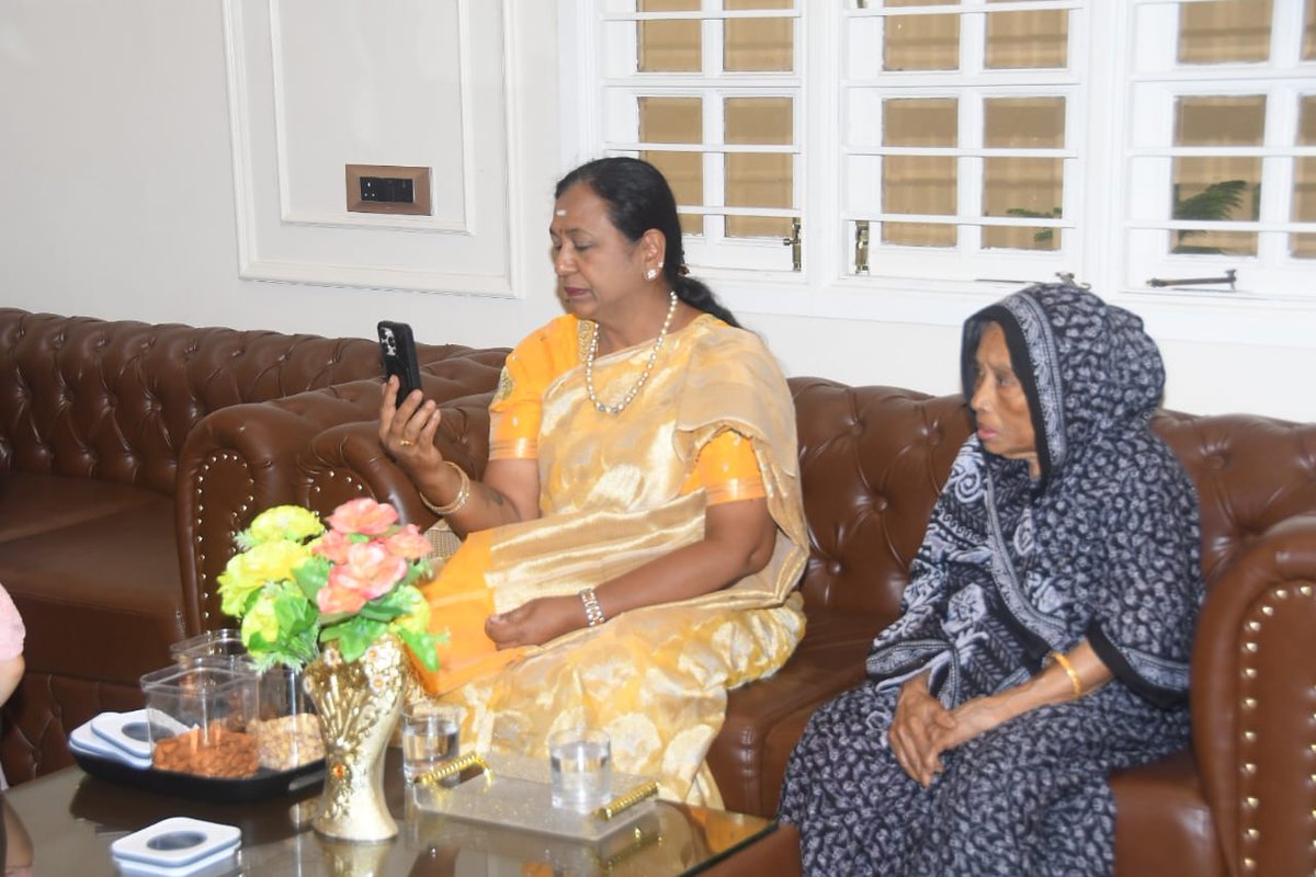 PremallathaDmdk's tweet image. எங்களது  அயலவர்களுடன் பகிர்ந்த தீபாவளி – மனம் நிறைந்த ஒரு தருணம்! 

#Dmdk
#dīwali2025 
#PremalathaVijayakanth