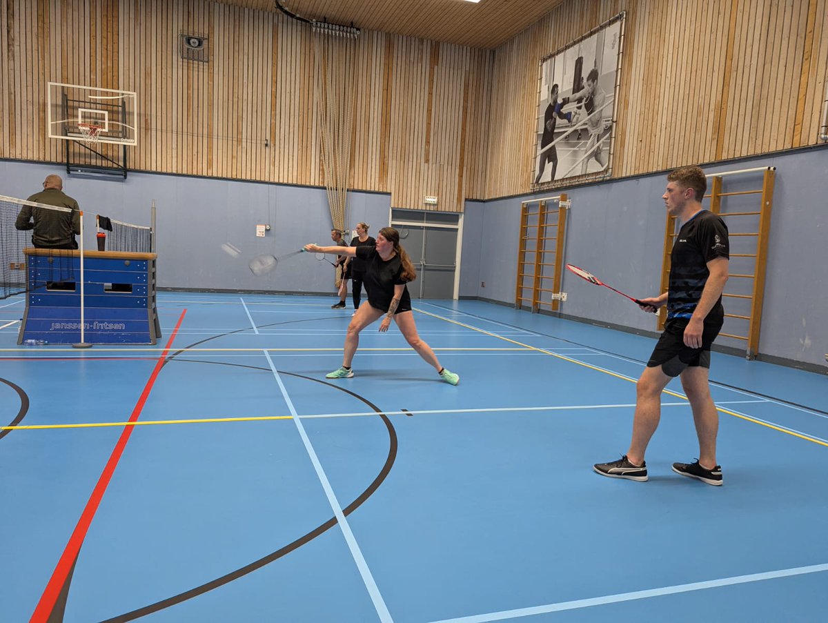 BCNRhoon's tweet photo. BCN Rhoon 2 pakt een knappe 5-3 overwinning op PBC 2! 💪
Na 2-2 in de dubbels maakte Rhoon het verschil in de mixen met sterk samenspel en strijdlust.
Een avond vol mooie rally’s en teamspirit! 🔥
#badminton #rhoon #albrandswaard #sportief #shuttle https://t.co/qXX8UHWbSM