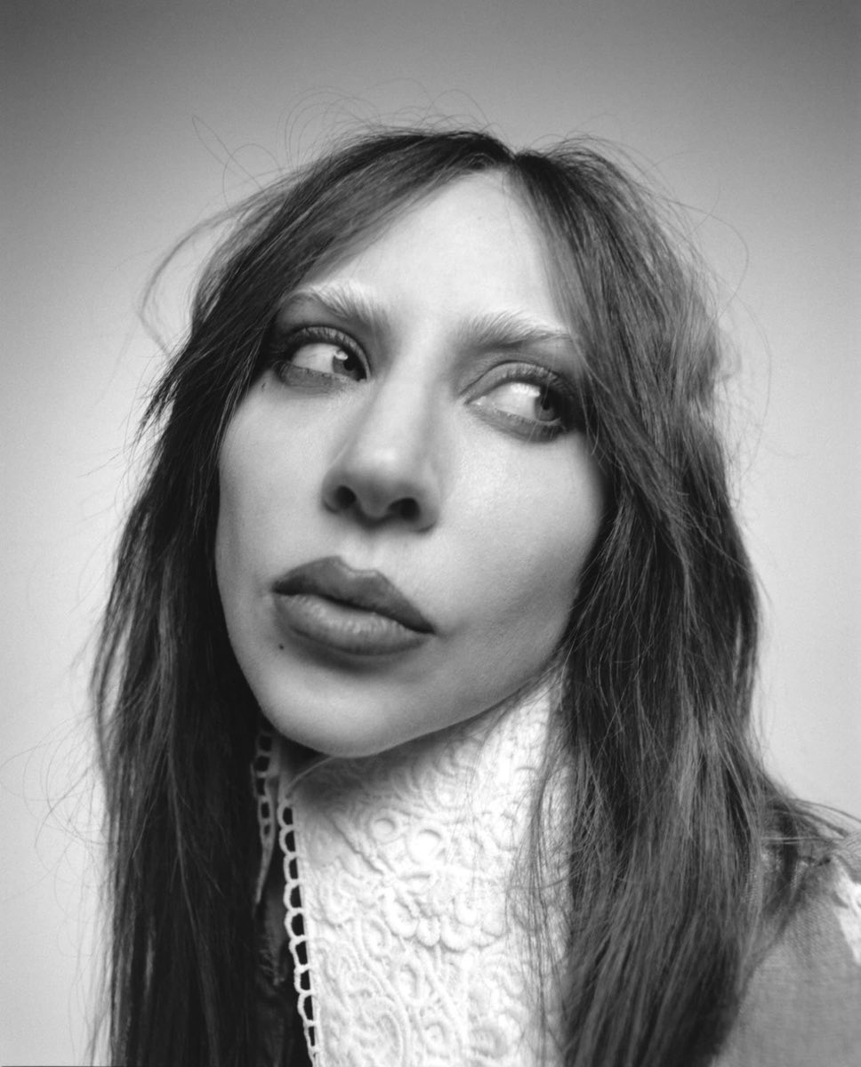 hitsignal's tweet photo. A recent article in Vanity Fair Italy claims that Lady Gaga is preparing to release a new album, which will reportedly feature an exclusive, unreleased song for The Devil Wears Prada 2:

“As we previously anticipated regarding the filming, Lady Gaga played herself and performed during a fashion show. However, those present were unable to hear the song, which remains a complete secret. It is part of a new album and will serve as the soundtrack for the iconic film’s sequel.”