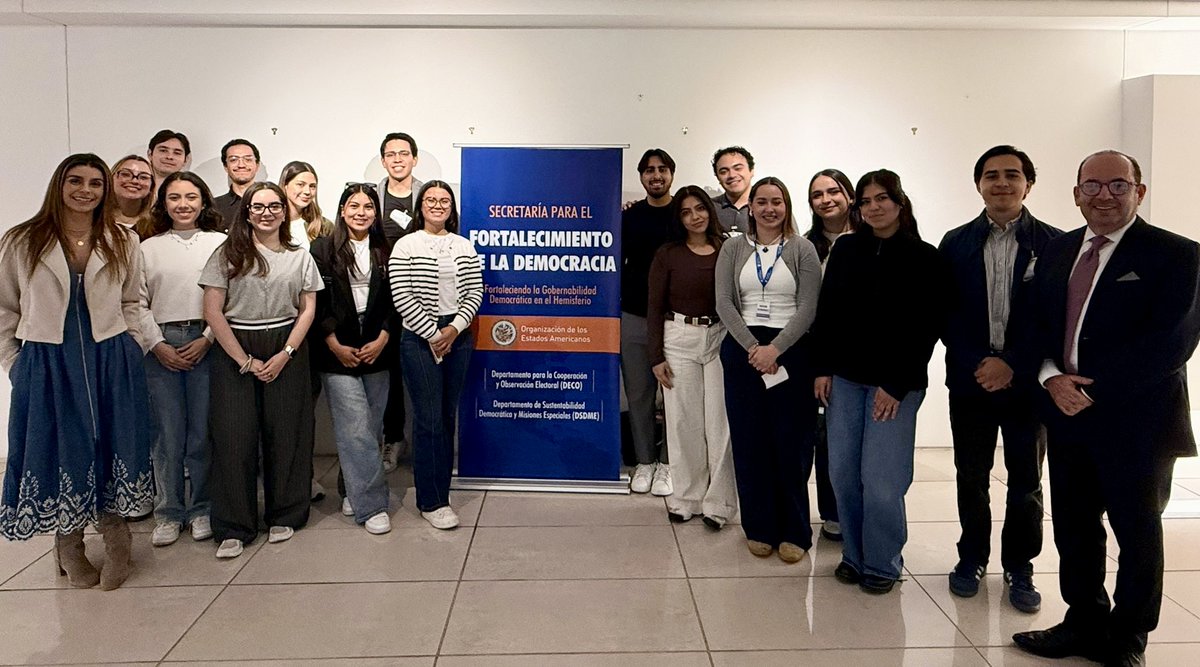 USMexicoFound's tweet image. #200s | Big day at the @OAS_official! We learned how it all works from the inside

Talked with Moisés Benamoe &amp;amp; Adriana Gutiérrez, and heard from Gerardo de Icaza, head of DECO 🗳️

The 200s  asked questions about democracy, tech &amp;amp; the future of elections in the Americas.