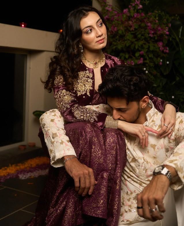 Vaishnavi09Drdz's tweet photo. He is obsessed with her hand 😭
From the start.... iykyk https://t.co/s3LNWg7SE6
