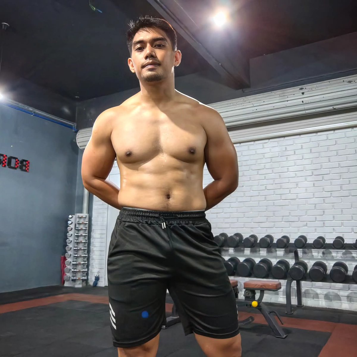 styloamirul96's tweet photo. Sweaty night. Nice pump 💪
Banyak cheat day week 3. Bdn xde progress cutting. 😅
#keepongrowing #bodygoals #bodyfitness #bodybuilding #BodyCheck #fitnessphysique #fitnessmotivation #fitnessjourney #gymworkouts #gymmotivation #newlifebegins https://t.co/0yFTSlsPKE