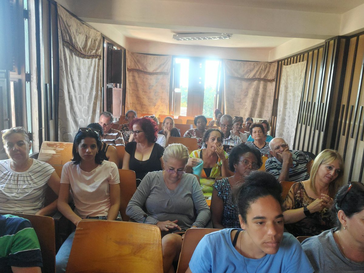 Se desarrollo hoy en la #Delegación del #CitmaPinardelRío la discusión del Anteproyecto del Código del Trabajo con cuadros y trabajadores donde de esta forma los trabajadores expresan sus criterios para pasar
al proceso de modificación y posteriormente de aprobación del código.