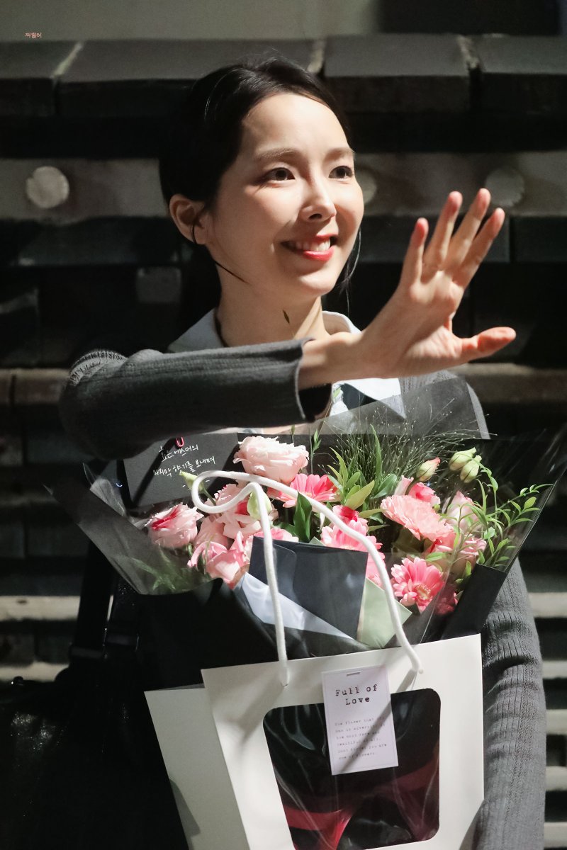 zza_bal2's tweet photo. 251009 뮤지컬 낙원 마지막 퇴근길 #효은 
 
잘 지내기👋🏻 https://t.co/M6m4fW2oc0