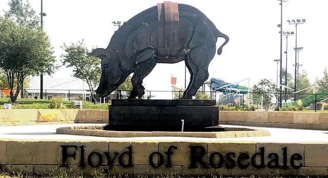 BenScottStevens's tweet photo. The original live Floyd of Rosedale (left) and a steel sculpture in Fort Dodge, Iowa (right) to honor this glorious trophy.

Named Floyd after Minnesota governor Floyd B. Olson and was donated from Rosedale Farms near Fort Dodge. 

Thus, “Floyd of Rosedale”. https://t.co/7NtagOM0eH