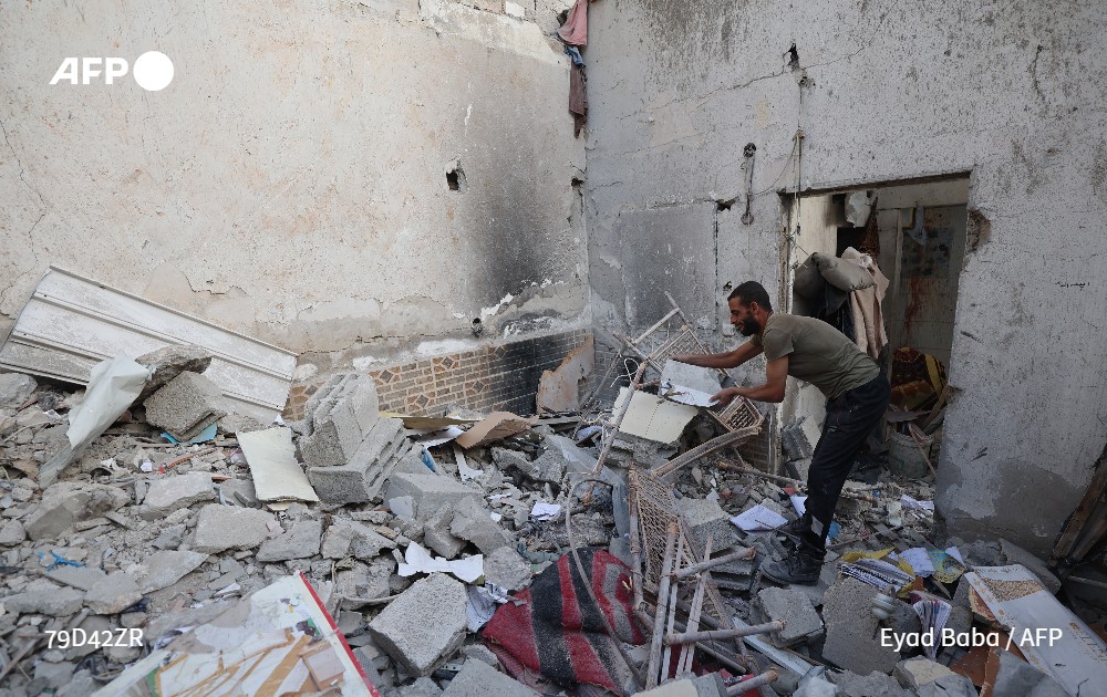 El primer ministro de israelí, Benjamin Netanyahu, afirma que Israel llegó a lanzar "153 toneladas de bombas" sobre la Franja de Gaza el domingo, en respuesta a lo que el ejército denuncia como ataques de Hamás en violación del alto al fuego #AFP