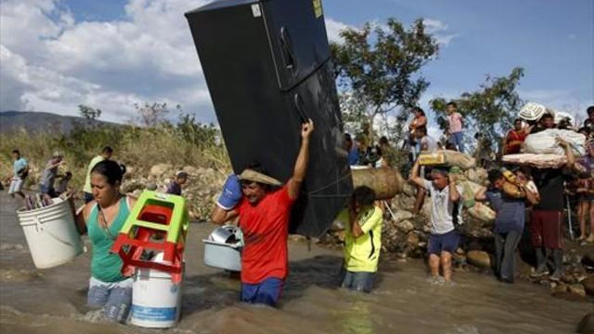 Cuando Maduro expulsó a miles de colombianos en condiciones deplorables, nunca vimos a la izquierda diciendo que Maduro fuera un tirano, por el contrario, llevan años lamiendo las botas del régimen y lavándole la cara.

Pero vienen a hablar de "cipayos" y arrodillados 😐