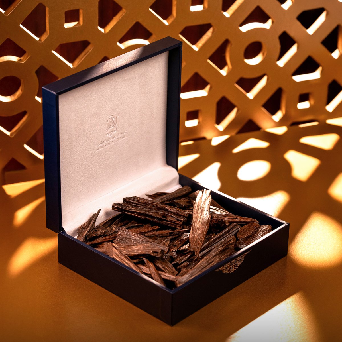 وُلد عود بخور سيوفي كبصمةٍ من عبق الأرض وعراقة تحكي فخامة الزمن.

#AbdulSamadAlQurashi #ASQ #ASQ_Fragrances #SioufiIncenseStick​ #Sioufi 
#عبدالصمد_القرشي #سيوفي