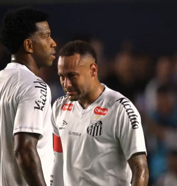 CR7Brasil's tweet photo. 1- Vinicius Junior ganha a Copa do Mundo mas o Neymar é rebaixado 

2- Vinícius Junior flopa na Copa do Mundo e Neymar Campeão pelo Santos

Qual opção voces escolhem? https://t.co/KQHfJHyFTk