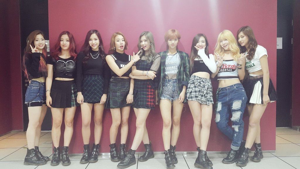 twiceoldfiles's tweet image. 1 RETWEET/REPLY = 1 VOTE FOR TWICE!
I vote for #TWICE at #2025MAMAVOTE