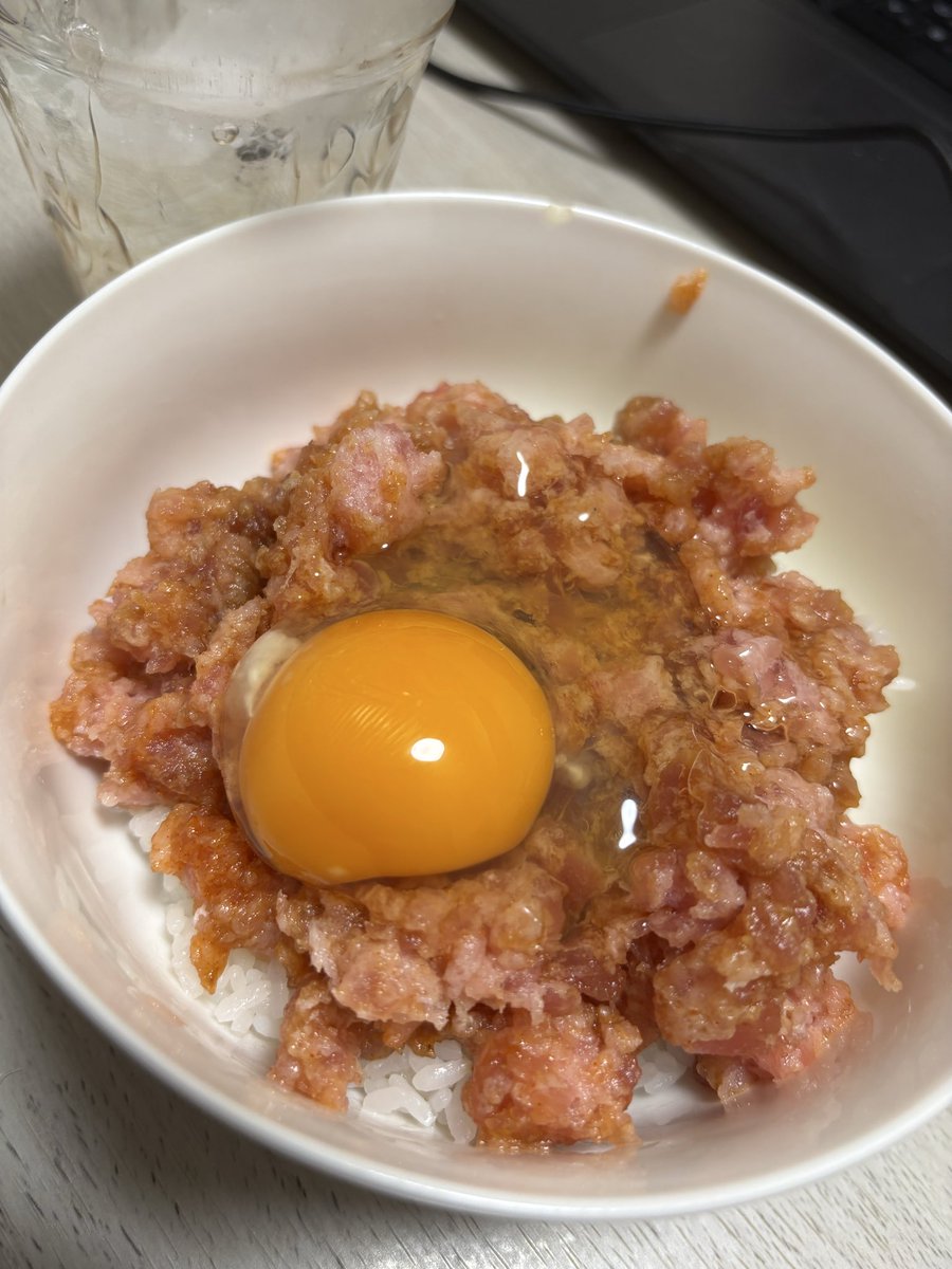 遅番後の深夜に買い物と家事終わらせてから食べるまぐろユッケ丼