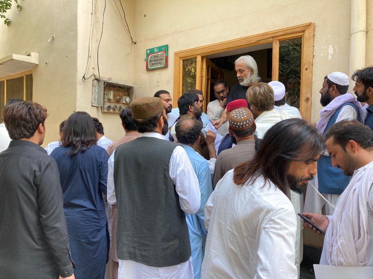 الامین ہاؤس عوام کی خدمت میں مصروف۔ ایم این اے فیصل امین گنڈاپور اپنے لوگوں کے سنگ، ان کی باتیں سنتے اور ان کے مسائل کے حل کے لیے دن رات ایک کرتے ہوئے!