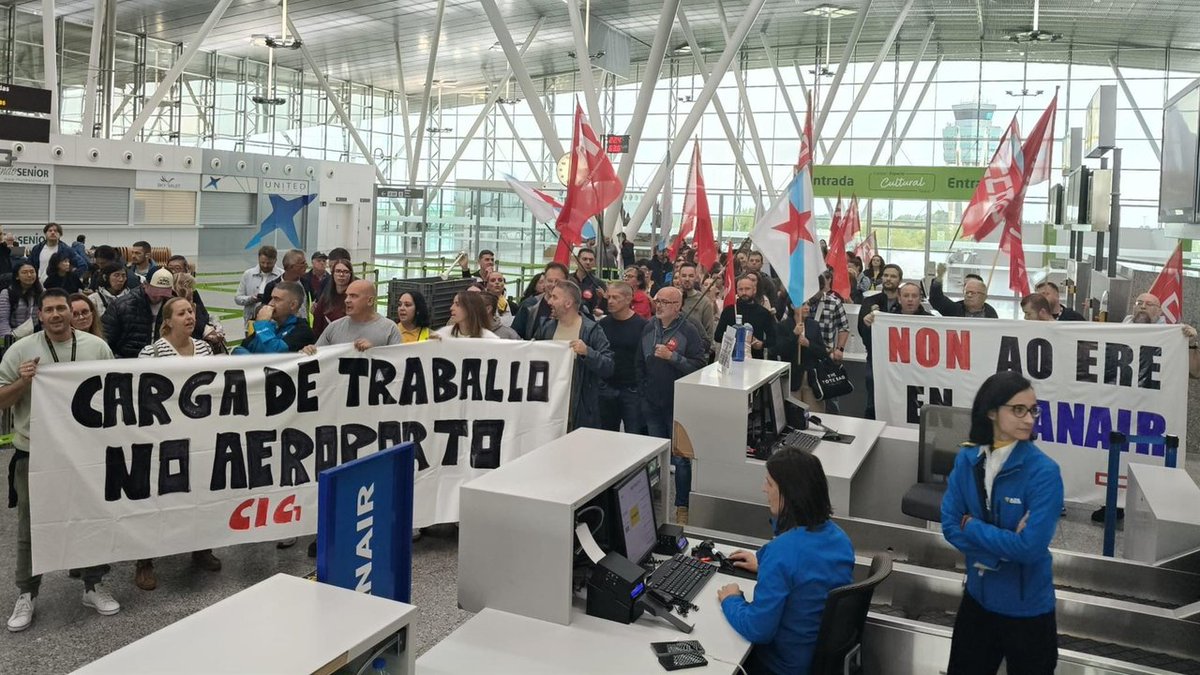 Protesta no aeroporto de Santiago contra o ERE presentado por Ryanair 👉 tvg.gal/9m2vj2