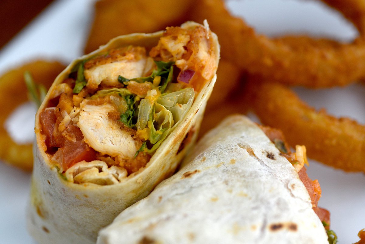 Craving flavor? Our Buffalo Chicken Wrap is a must-try! 🌯🔥 Mixed greens, mozzarella, cheddar cheese, tomatoes, onions and crispy chicken tossed in buffalo sauce. Always a crowd favorite! #GrindstoneTapHouse #BuffaloChickenWrap #FoodieFavorites 🍅🧀