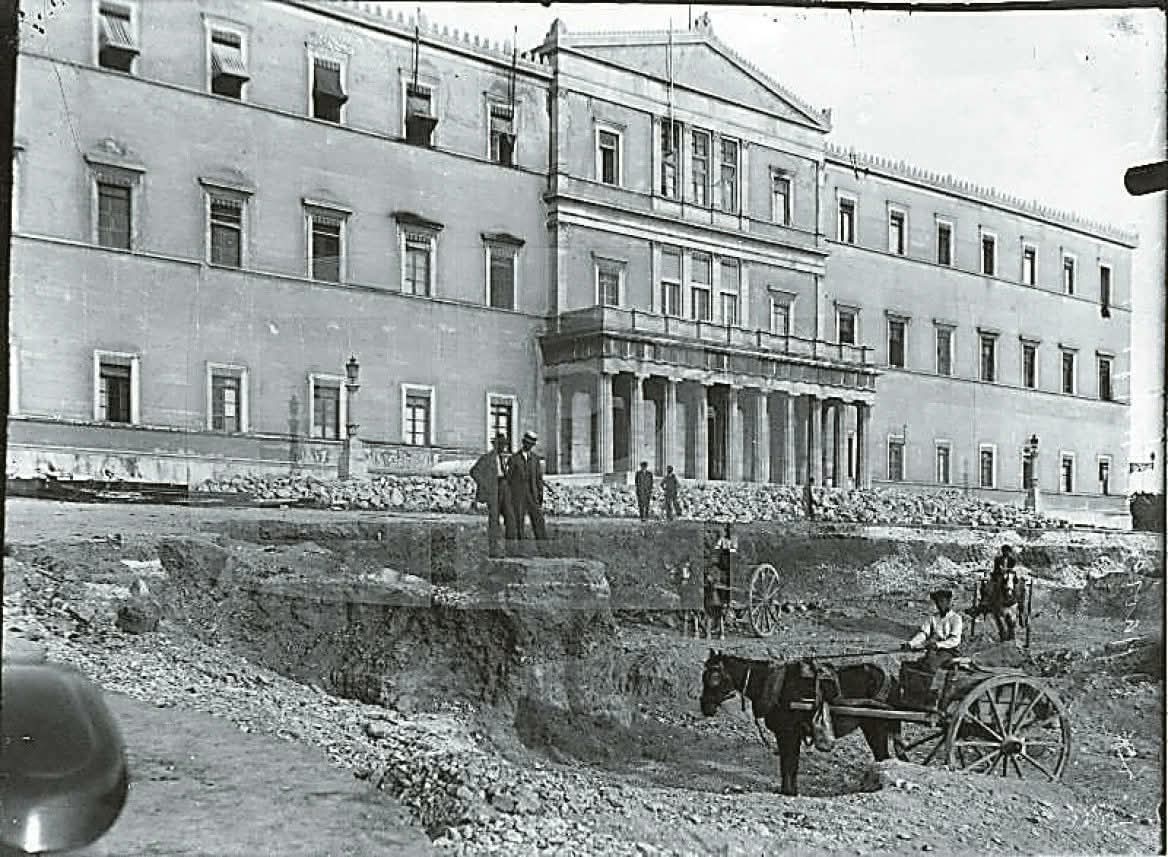 Αθήνα 1926.
Εργασίες για την κατασκευή του Μνημείου του Άγνωστου Στρατιώτη.