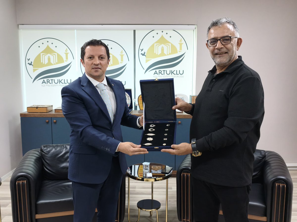 artukluilcemem's tweet photo. Gazeteci-Yazar Mehmet Remzi Tanış, hazırlamış olduğu "Mardin'in 100'ü" adlı eserini Mardin Dernekleri Federasyonu’nun Kurucu Genel Başkanı Sayın İbrahim Biter ile beraber, Artuklu İlçe Millî Eğitim Müdürümüz Sn. Mehmet Emin Duyan'a takdim etti. 
Ziyaretleri için teşekkür ederiz. https://t.co/gL7M3oSd3E