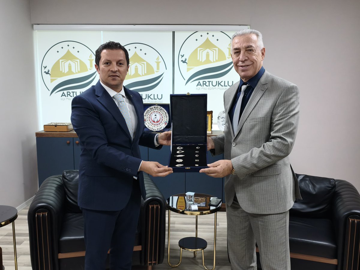 artukluilcemem's tweet photo. Gazeteci-Yazar Mehmet Remzi Tanış, hazırlamış olduğu "Mardin'in 100'ü" adlı eserini Mardin Dernekleri Federasyonu’nun Kurucu Genel Başkanı Sayın İbrahim Biter ile beraber, Artuklu İlçe Millî Eğitim Müdürümüz Sn. Mehmet Emin Duyan'a takdim etti. 
Ziyaretleri için teşekkür ederiz. https://t.co/gL7M3oSd3E