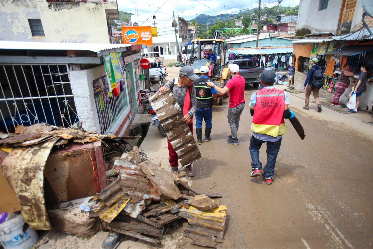 ¡Alcaldía en acción durante emergencia!

Retiramos de distintos puntos de la capital más de 1,600 toneladas de desechos durante el fin de semana.🚜🗑🧹

La Guerra contra la Basura permanece activa para evitar incidencias por las lluvias, hacé tu parte y ¡no tirés tus desechos en
