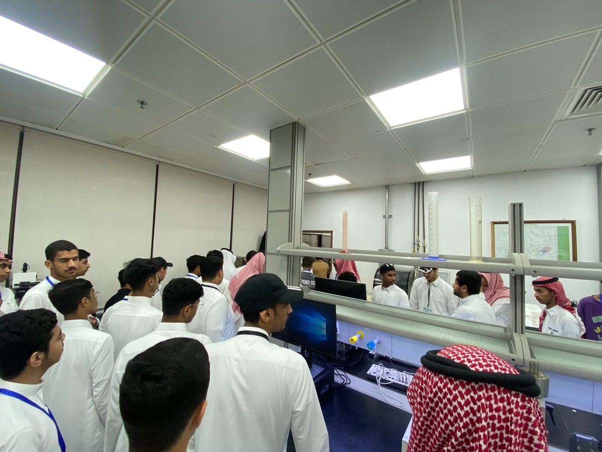 استقبل نادي الزيارات بـ #جامعة_الملك_فهد_للبترول_والمعادن اليوم الاثنين مدرسة صقر الجزيرة الثانوية وذلك بعدد 35 طالب ومعلم

حيث قام النادي بعمل جولة تعريفية للطلاب وزيارة للتعرف على قسم هندسة المواد وتلى ذلك عرض تعريفي للتعرف على الجامعة وختمت الزيارة بوجبة في مطعم الطلاب

#KFUPM