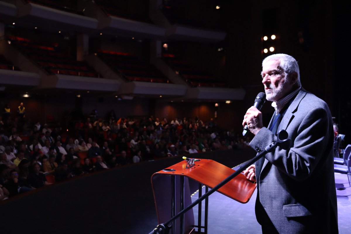 "Hablar del capitalismo no es hablar solo del capital, sino de cómo sus cambios afectan a las y los trabajadores de América Latina y el Caribe. Nos interpela como clase a comprender y transformar la realidad." Julio César Gambina, docente universitario.