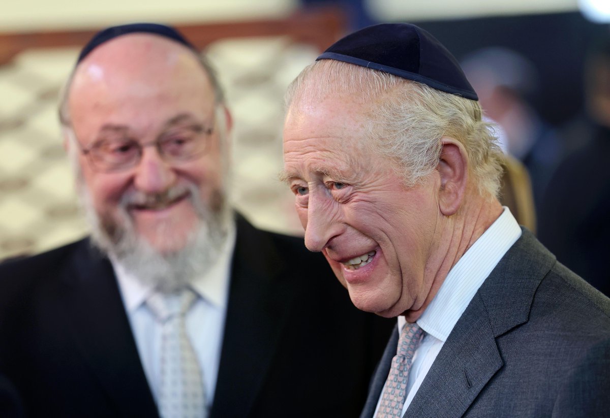 Alamy Editorial (@alamy_editorial) on Twitter photo King Charles III wears a kippah during his visit to Heaton Park Hebrew Congregation Synagogue in Manchester, to meet members of the community, including some of those who were present during the October 2nd attack. 
Image ID: 3CYRW6D / PA Wire King Charles III wears a kippah during his visit to Heaton Park Hebrew Congregation Synagogue in Manchester, to meet members of the community, including some of those who were present during the October 2nd attack. 
Image ID: 3CYRW6D / PA Wire