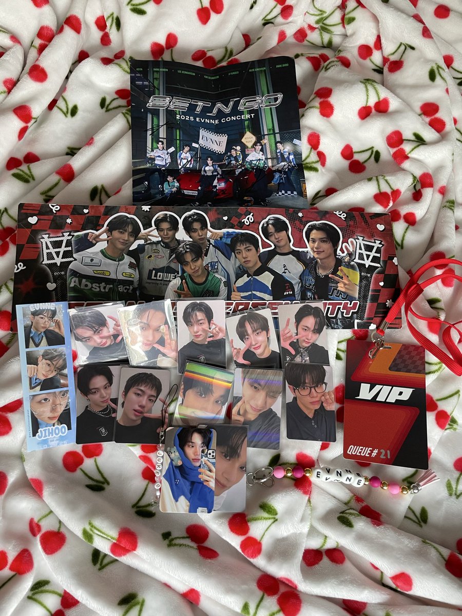 a bit of a late thank you because i passed out almost as soon as i got back to my dorm 😭 but thank you so much to everyone i met last night + got freebies from!! you were all so so lovely and never fail to make these nights so special &lt;3
#SET_N_GO_TOUR #EVNNEinJERSEY