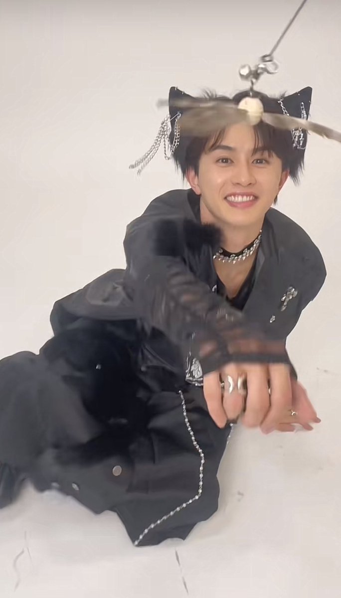 気になるタクにゃん
⬇️
取れなくて不貞腐れタクにゃん
⬇️
でもやっぱり気になるタクにゃん
⬇️
世界の出来上がり。