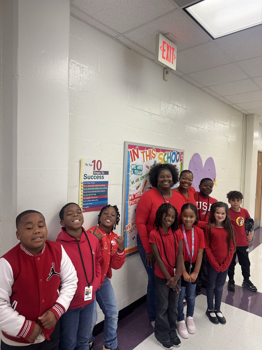 DebbieSkaggs8's tweet image. Wearing red today @HES_HCS  to kick off Bus Safety Week. We stop for bus signs🛑 @mrsj_cohen @michellewil2. #hamptonproud