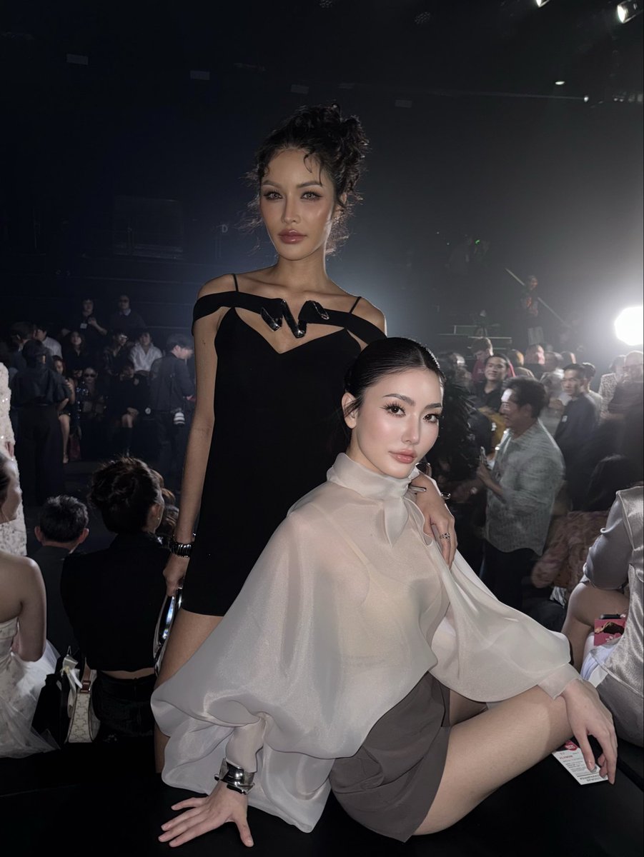 ขอขอบคุณ “FLYNOW” และ <a href="/Siam_Paragon/">SiamParagon</a> ที่ให้เกียรติ มีนา ได้เข้าร่วมชมโชว์ของแบรนด์ในวันนี้นะคะ 🥰

ขอบคุณทุกคนที่มาเจอกันหน้างานและมาให้กำลังใจเราทั้งสองคน รวมถึงหน้าจอด้วยนะคะ 🤍✨

MEENBABE AT SIAM PARAGON
#SiamParagonBIFW2025xMEENBABE 
#มีนเบ้บ #meenbabe
#SiamParagon #FLYNOW