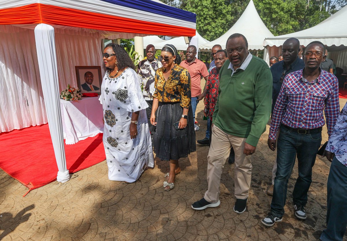BoboWamboiKuria's tweet photo. You get to know your true friends after the burial.  When others leave, only your true friends come back to check on you. President Uhuru Kenyatta has spent his day at Opoda farm with Odinga's family.  Where is Elijah Githinji Gichini? https://t.co/Ko1eOwAzWG