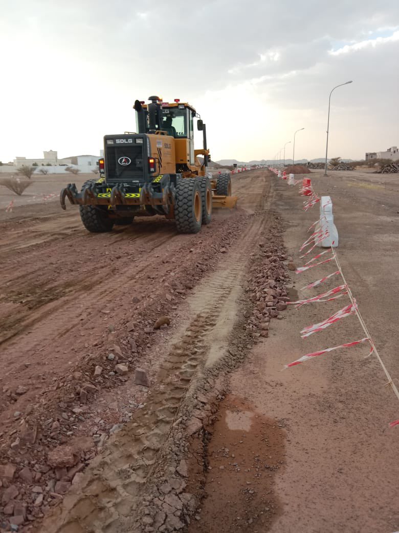 توضيح بشأن تحويلة الطيب العراقي تم التواصل مع الإخوة في دائرة المشاريع <a href="/moi_dhr/">بلدية الظاهرة</a> وقاموا بالتنسيق مع الشركة المنفذة للمشروع وحثها على تهيئة التحويلة لتكون صالحة وآمنة للسير.
كما قمنا بزيارة ميدانية للموقع بعد ظهر اليوم ولاحظنا بان تتطاير الغبار نتيجة سرعة بعض المركبات وتم الاتفاق