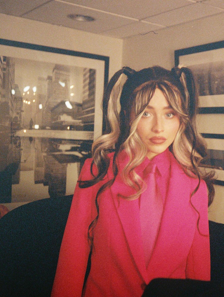 SCdailyupdates's tweet image. Sabrina Carpenter behind the scenes for Saturday Night live 🤍