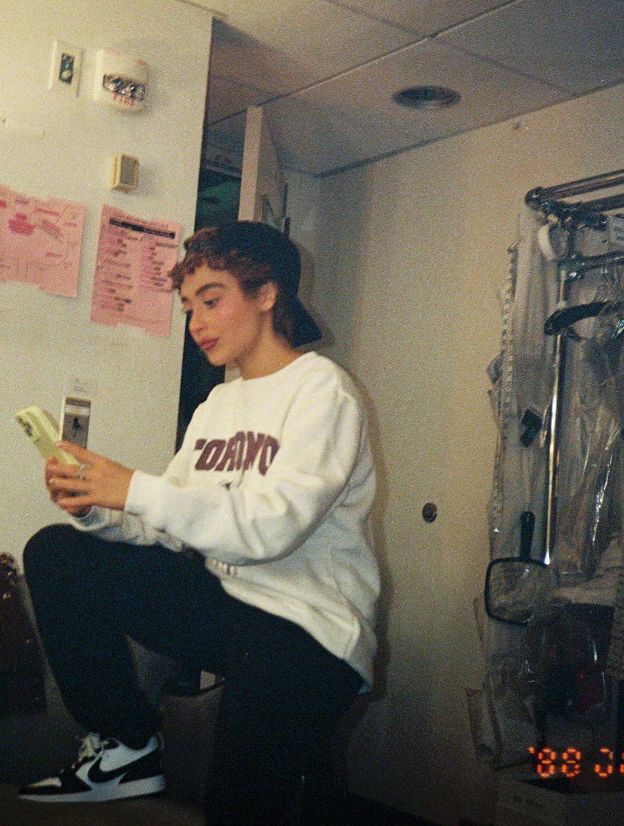 SCdailyupdates's tweet image. Sabrina Carpenter behind the scenes for Saturday Night live 🤍