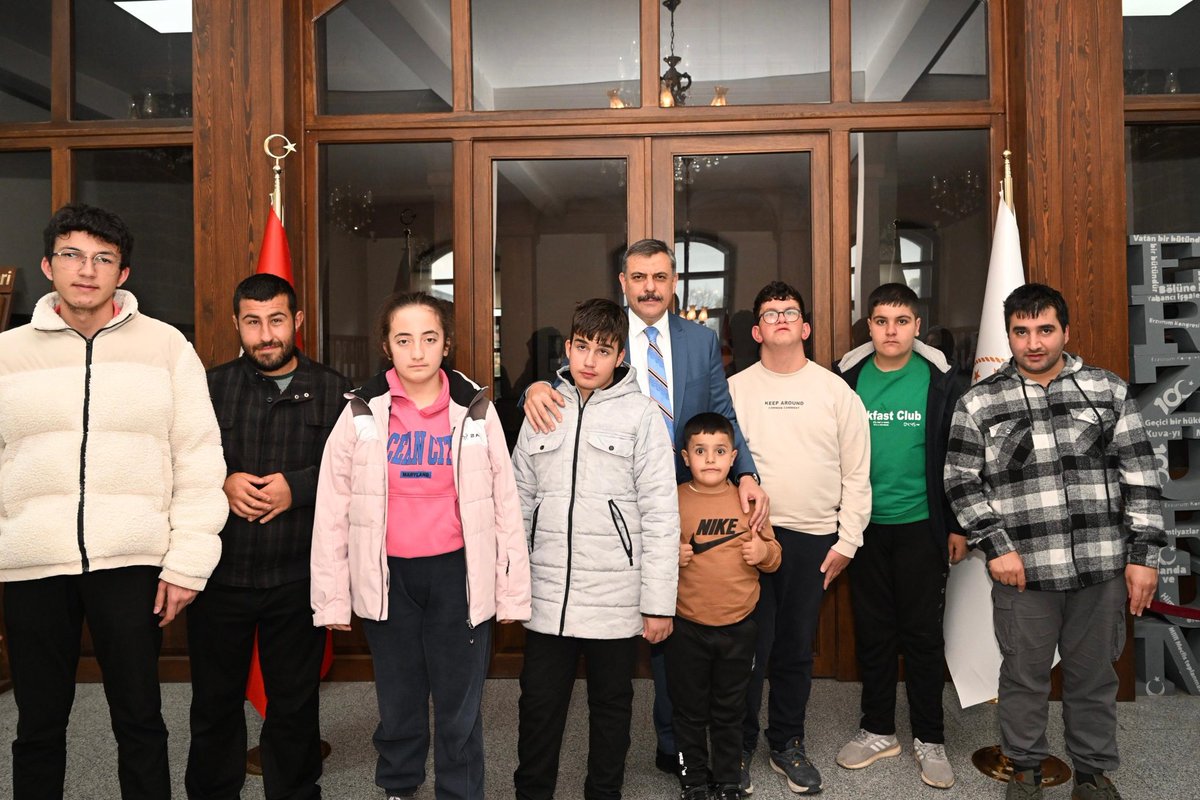 📌 Özel gereksinimli bireyler, aileleri ve Otizm Derneği üyeleri; Valimiz Sayın Mustafa Çiftçi’yi ziyaret etti.