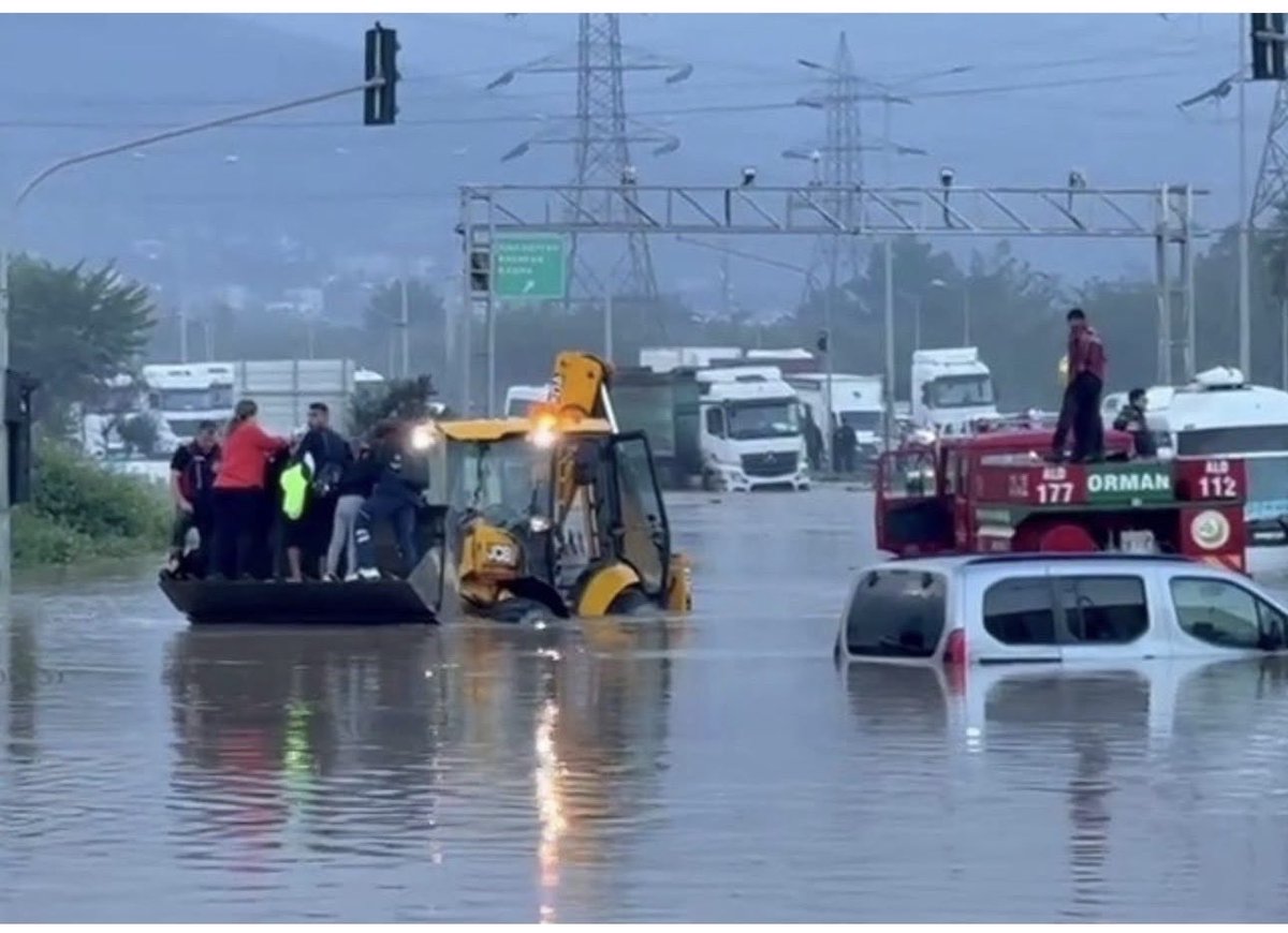 20 Ekim 2025 - Hatay  
Evlerde sular ve elektrikler kesik, internet ve telefon çekmiyor ama caddeler göl oldu. Türkiye Yüzyılı. 
(Fotoğraf <a href="/mustafadilek/">Mustafa Dilek</a> )