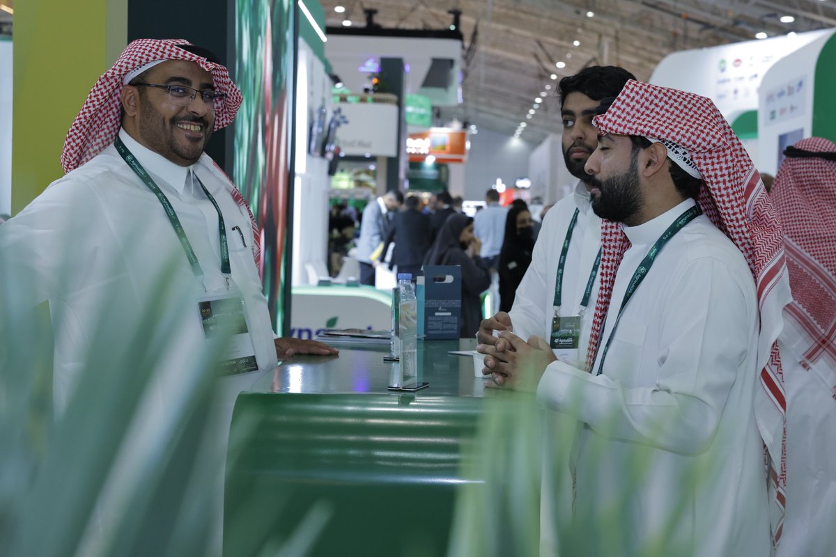 AdfGovSa's tweet photo. معالي وزير البيئة والمياه والزراعة المهندس عبدالرحمن بن عبدالمحسن الفضلي يزور جناح الصندوق المشارك في #المعرض_الزراعي_السعودي_2025، حيث كان في استقباله سعادة الرئيس التنفيذي الأستاذ منير بن فهد السهلي.
وقد اطلع معاليه على مشاركة الصندوق المتمثلة في تقديم البرامج التمويلية، والاستشارات التمويلية، إضافة إلى عرض تجارب ومنتجات بعض المستفيدين من التمويل.