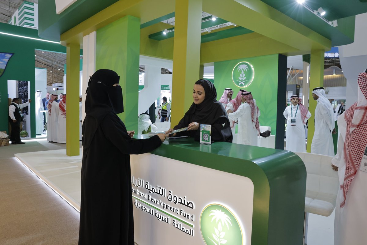 AdfGovSa's tweet photo. معالي وزير البيئة والمياه والزراعة المهندس عبدالرحمن بن عبدالمحسن الفضلي يزور جناح الصندوق المشارك في #المعرض_الزراعي_السعودي_2025، حيث كان في استقباله سعادة الرئيس التنفيذي الأستاذ منير بن فهد السهلي.
وقد اطلع معاليه على مشاركة الصندوق المتمثلة في تقديم البرامج التمويلية، والاستشارات التمويلية، إضافة إلى عرض تجارب ومنتجات بعض المستفيدين من التمويل.