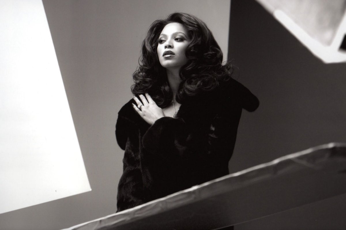 she’s lowkey giving vampire queen in this