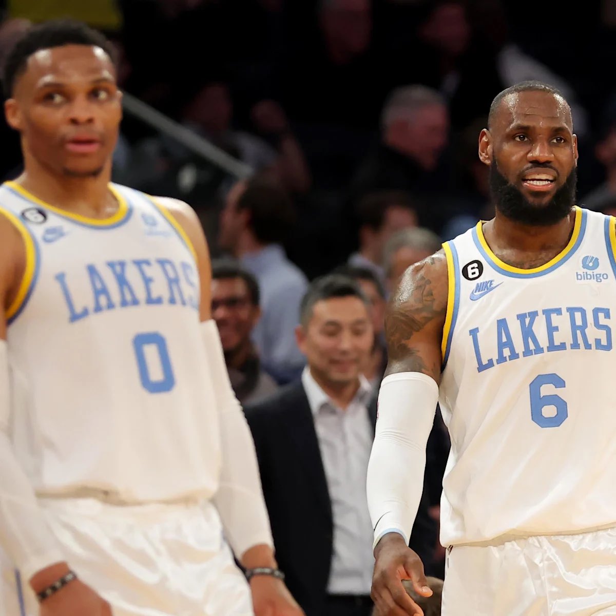 TheDunkCentral's tweet image. Russell Westbrook reportedly grew tired of LeBron’s “fake” behavior during their time in L.A, per @YaronWeitzman
“I hate that fake sh*t, I just can’t do it.” 😳
• LeBron quietly pushed for a reunion with Kyrie Irving — a move that would’ve required trading Westbrook, despite…
