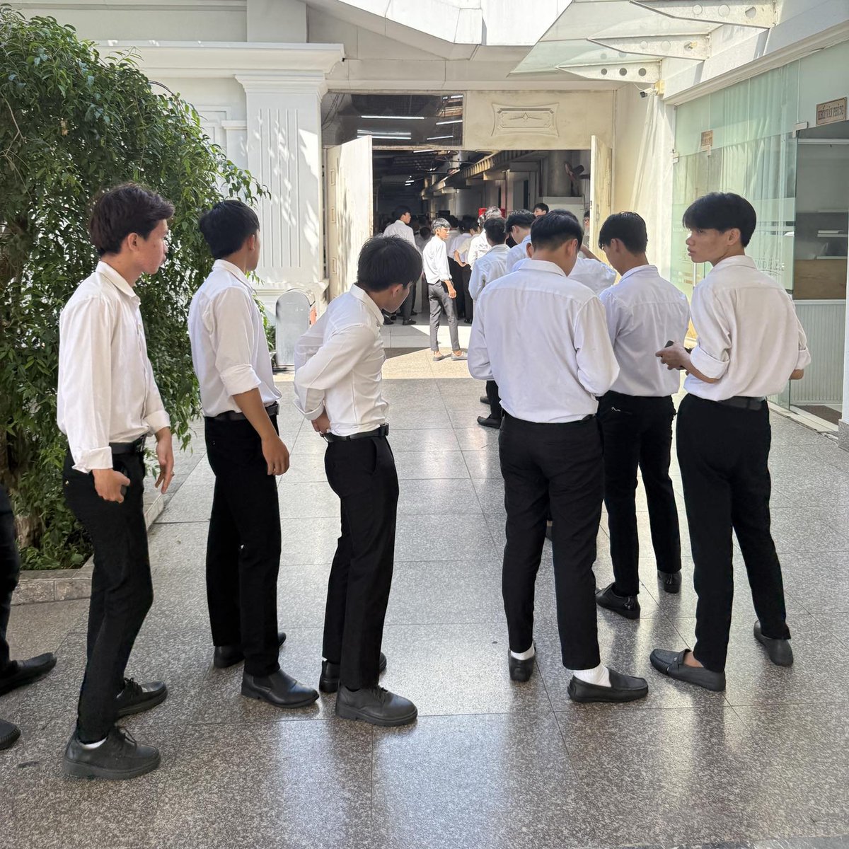 Áo trắng thì tất cũng phải trắng