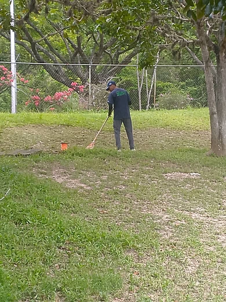 El equipo de #AcciónInmediata sigue realizando labores de:

🚦Demarcación vial y división de canales:
📍Urb. #ValleArriba 

🍃Desmalezado y Recolección de desechos vegetales:
📍Urb. #PradosDelEste
📍Urb. #ColinasDeValleArriba