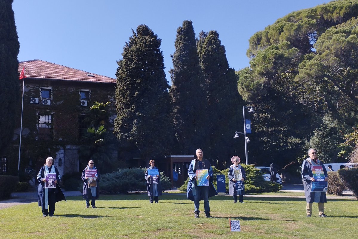 yunusunbabasi's tweet image. 20 Ekim 2025 Boğaziçi Üniversitesi Akademisyenleri Nöbeti no. 1178. Direnişin 5. yılı/1751. günü @#KabulEtmiyoruzVazgeçmiyoruz
October 20, 2025 Bogazici University Faculty Vigil #1178/5th year/1751st day of the resistance @unibogazici_en #WeDoNotAcceptWeDoNotGiveUp