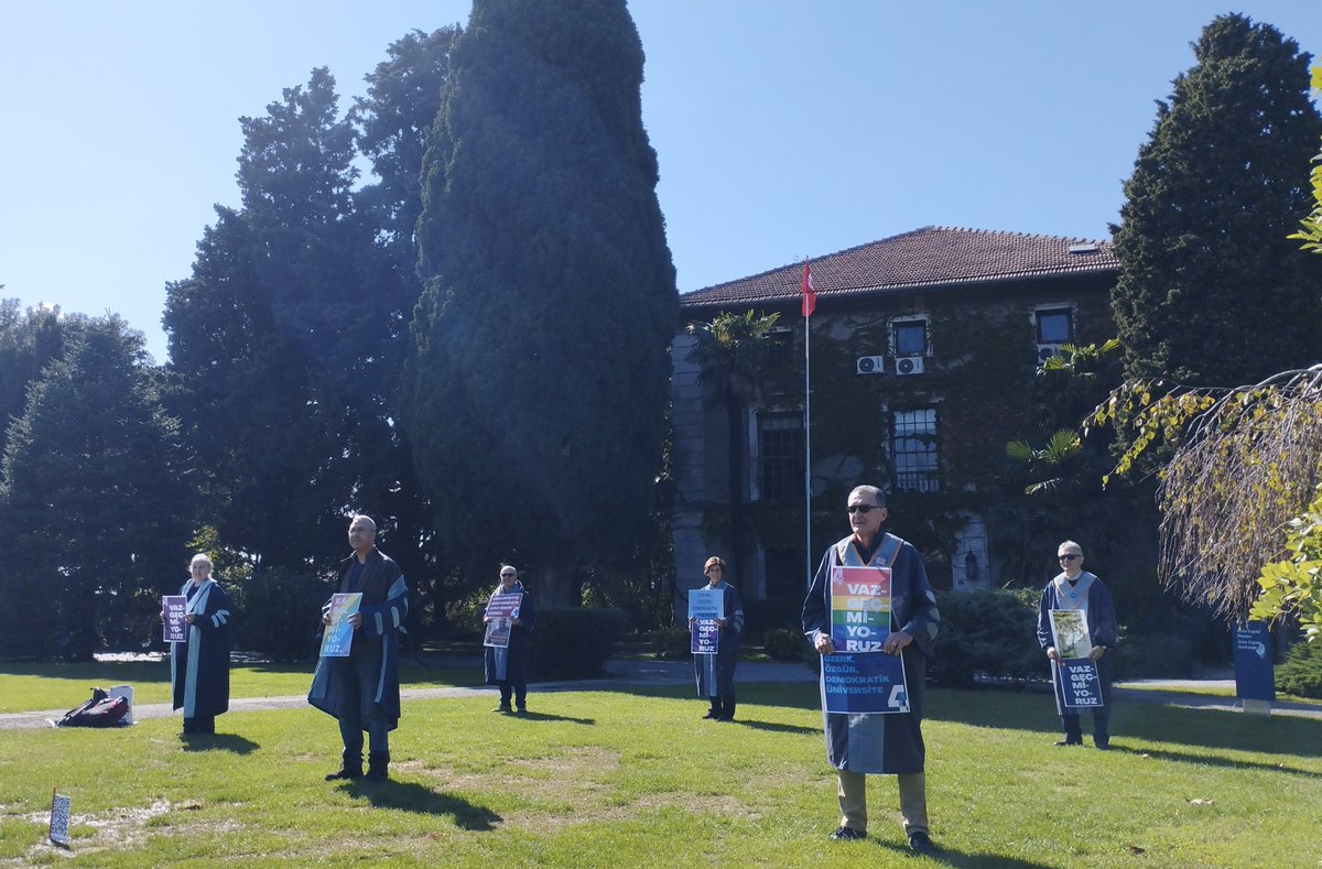 yunusunbabasi's tweet image. 20 Ekim 2025 Boğaziçi Üniversitesi Akademisyenleri Nöbeti no. 1178. Direnişin 5. yılı/1751. günü @#KabulEtmiyoruzVazgeçmiyoruz
October 20, 2025 Bogazici University Faculty Vigil #1178/5th year/1751st day of the resistance @unibogazici_en #WeDoNotAcceptWeDoNotGiveUp