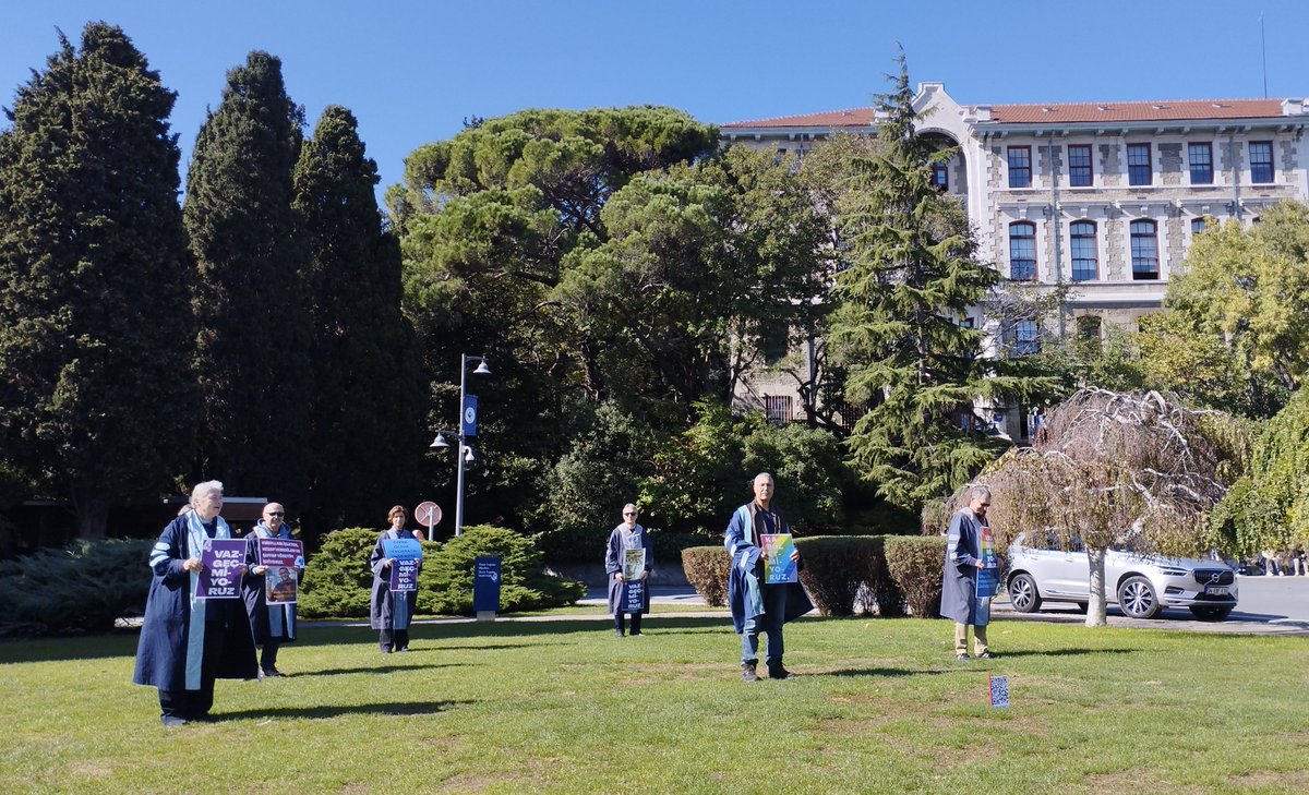 yunusunbabasi's tweet image. 20 Ekim 2025 Boğaziçi Üniversitesi Akademisyenleri Nöbeti no. 1178. Direnişin 5. yılı/1751. günü @#KabulEtmiyoruzVazgeçmiyoruz
October 20, 2025 Bogazici University Faculty Vigil #1178/5th year/1751st day of the resistance @unibogazici_en #WeDoNotAcceptWeDoNotGiveUp