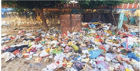 khurpenchh's tweet image. अगर नो पार्किंग जोन्स से इतनी भारी बाइक और कार उठाई जा सकती हैं,
तो हर जगह फैला कचरा क्यों नहीं उठाया जाता है?