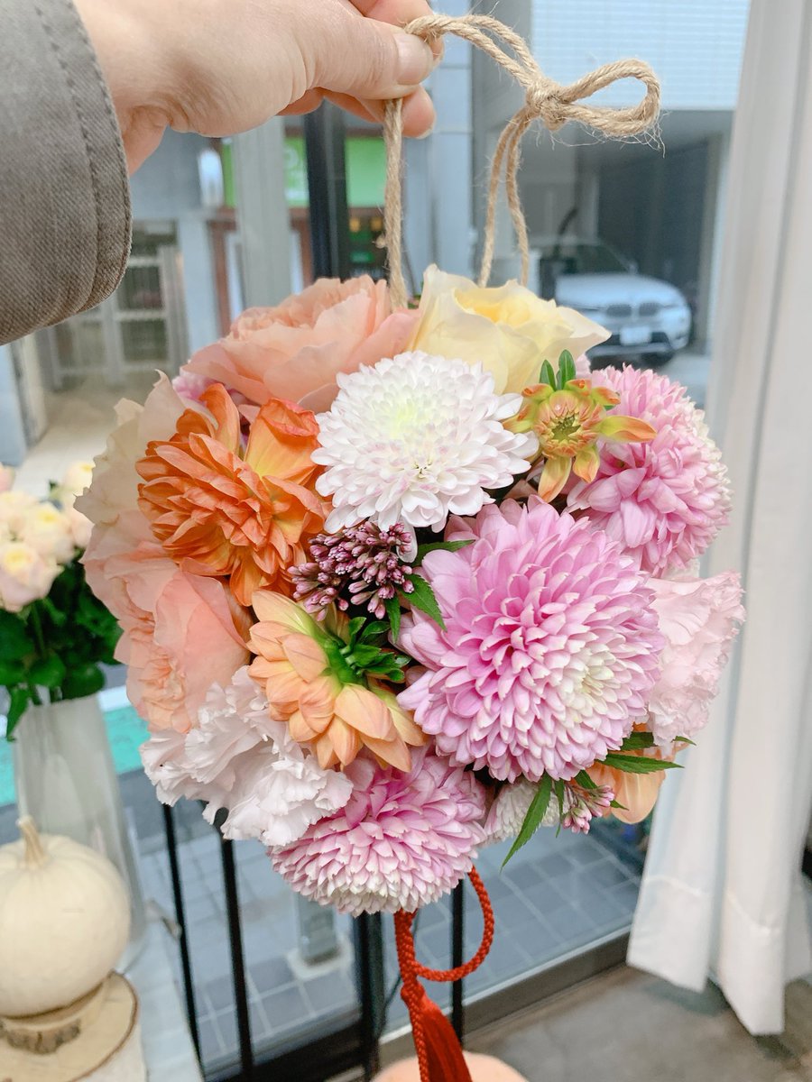 sibeflower's tweet photo. 花屋さんで
ボールブーケ作ってきた

#何年振りだ 
#試作 
#何屋だ 
#はたらけ https://t.co/7nSDUj5sU6