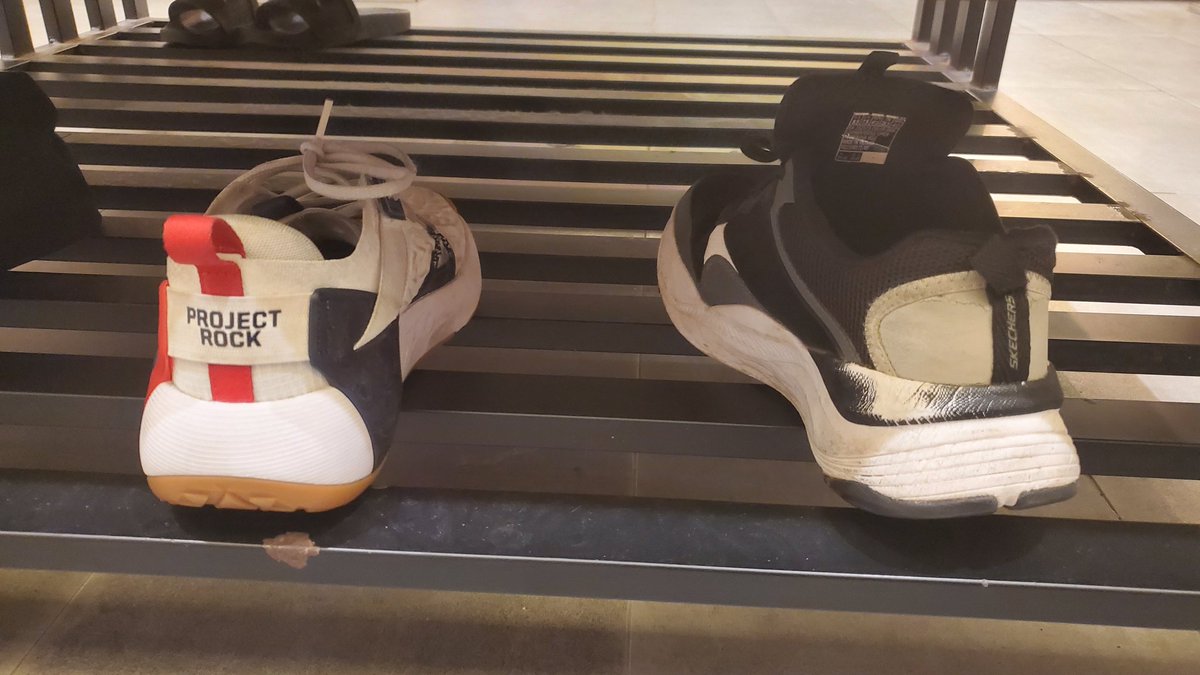 運動這麼多年第一次遇到
兩雙明明長得不一樣的鞋，竟然還被人錯穿
要說這個人是青暝牛？
還是辨識力跟感受有問題呢？

雖然它不是一雙新鞋
卻有日本旅遊的回憶
可惜只能陪伴到今日劃下休止符了
掰了 我的關西之旅🥲