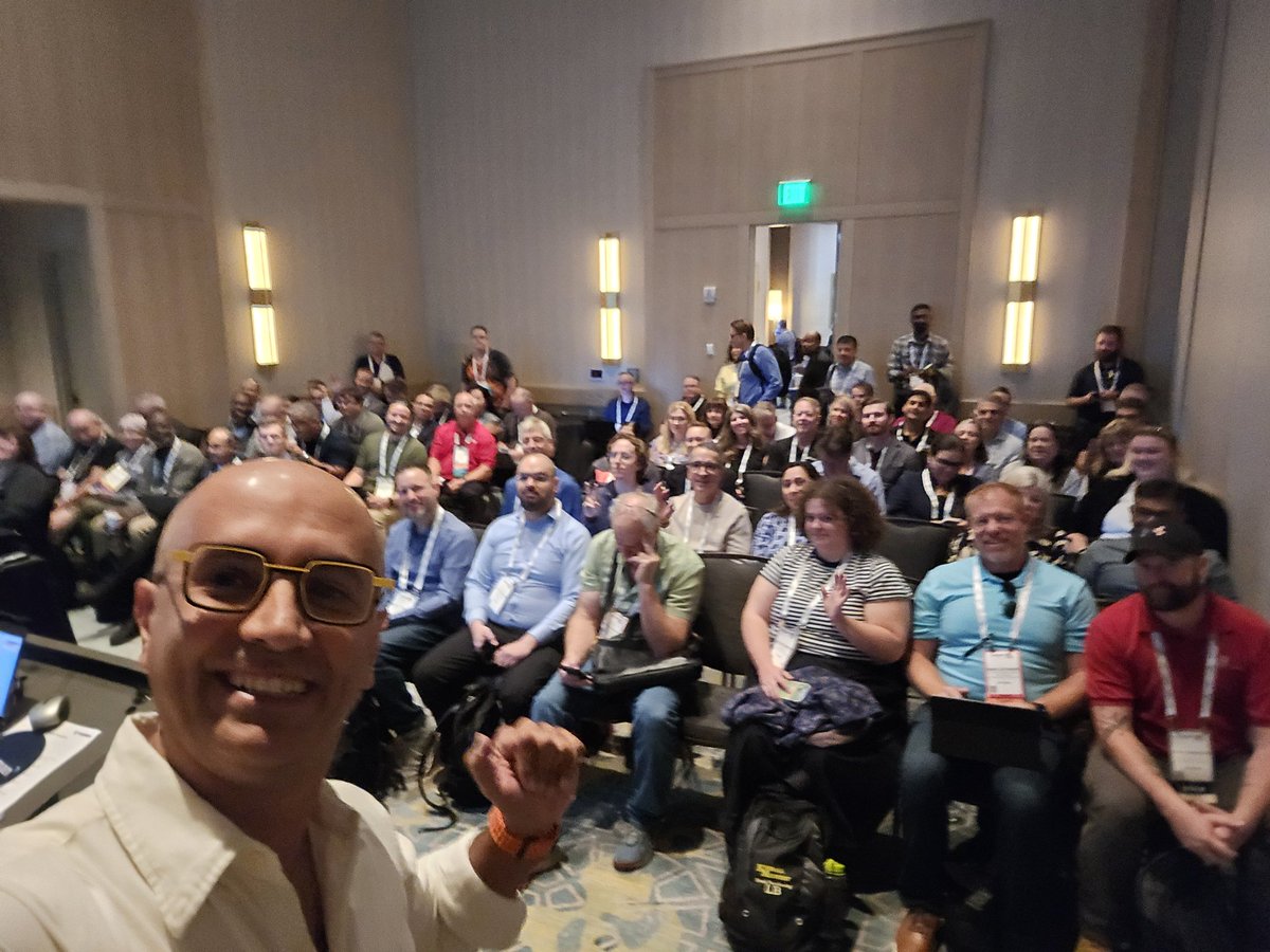 just a few minutes before starting my session about #MicrosoftFabric for #PowerBI users at #CSNA #communitysummit North america at Orlando
thanks all for attending 
#DataAnalytics #Analytics #BusinessIntelligence #DataWarehousing #DataFactory #OneLake #DataIntegration