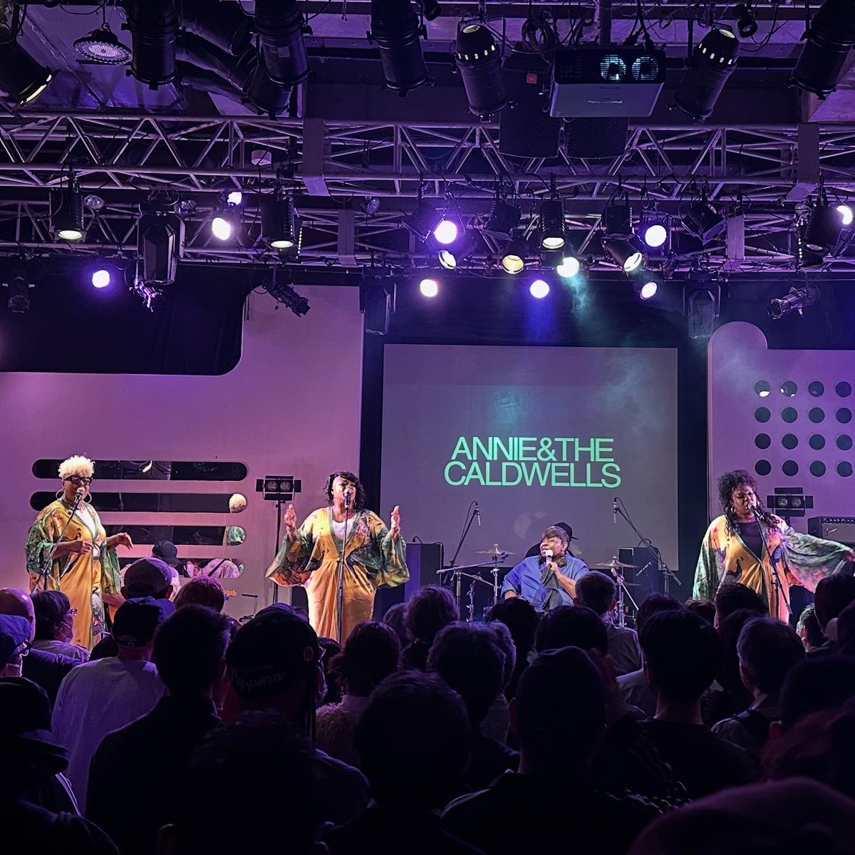 mafuji69's tweet image. Annie & The Caldwells
@ duo music exchange
Oct. 20th, 2025
中村 隆之著「ブラックカルチャー」を読んだ後に、こんな素晴らしいライヴが観られて良かった。
繰り返されるコール&レスポンス。パワフルな歌声による口頭伝承にブラックカルチャーの歴史が垣間見れた気がした。
グルーヴィな演奏も◎。